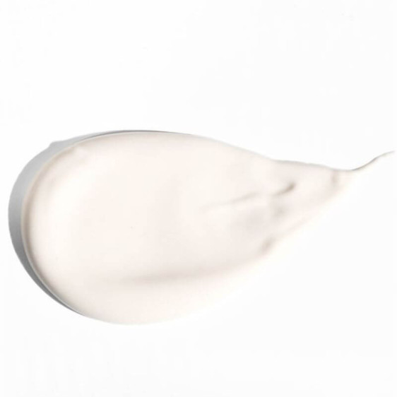 Application du fluide solaire SPF 50 sur le visage, effet protecteur et hydratant – Janssen Cosmetics